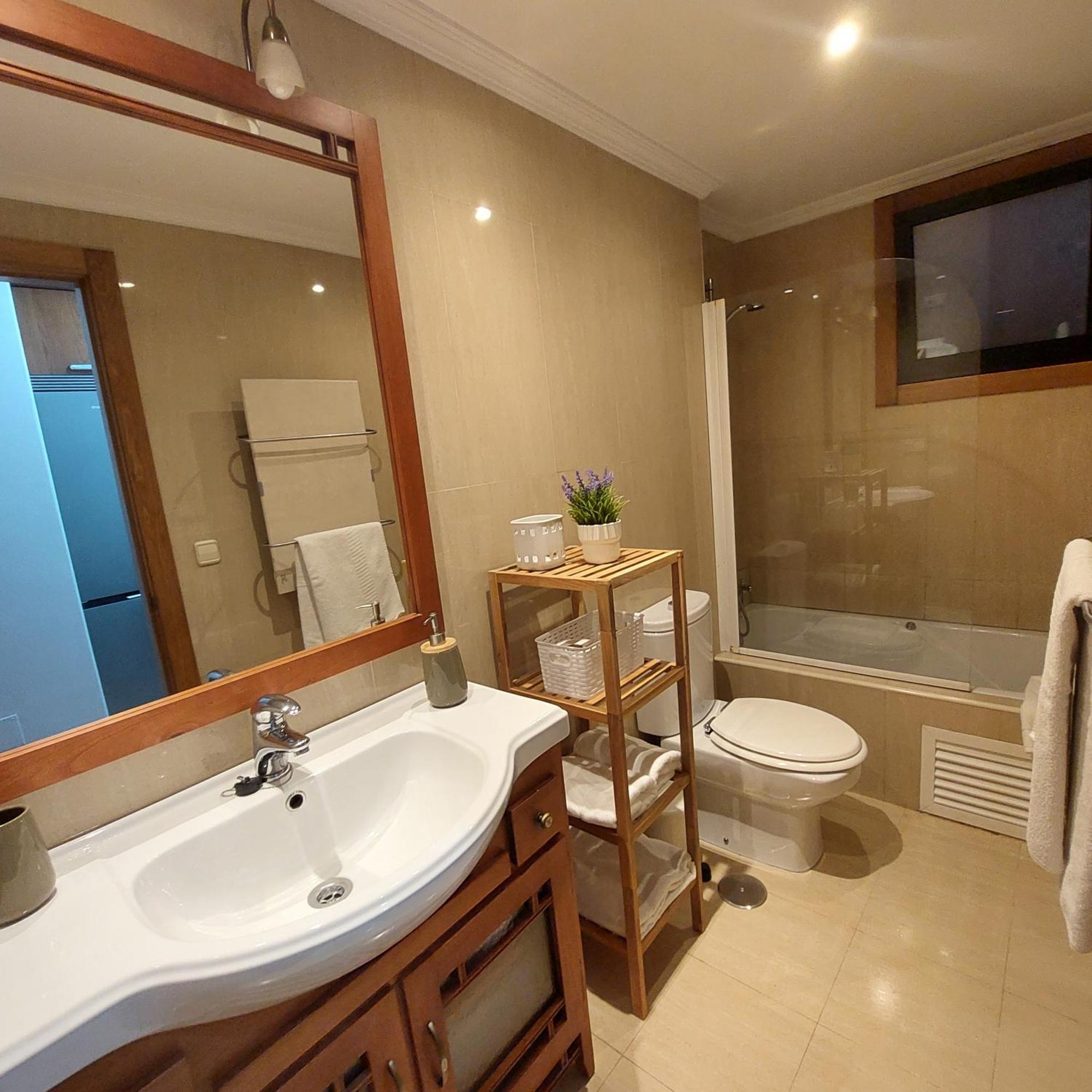 Estudio Centrico Con Garaje Y Vistas Al Mar. Vigo Luaran gambar